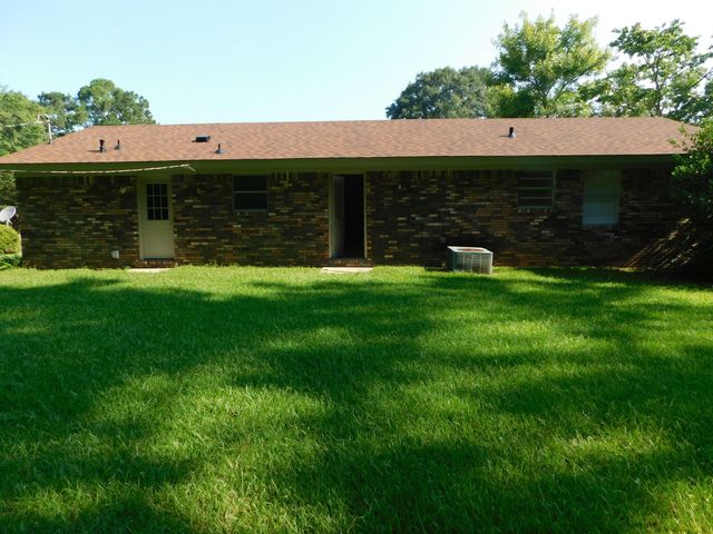 204 Yawn St., Collins, MS 39428