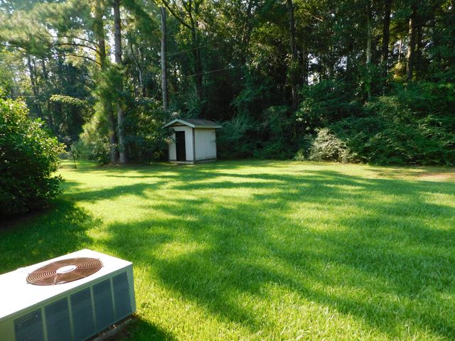 204 Yawn St., Collins, MS 39428