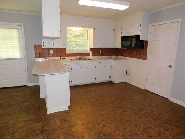 204 Yawn St., Collins, MS 39428