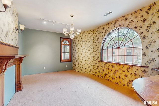 315 N 9TH Street, Clinton, IA 52732