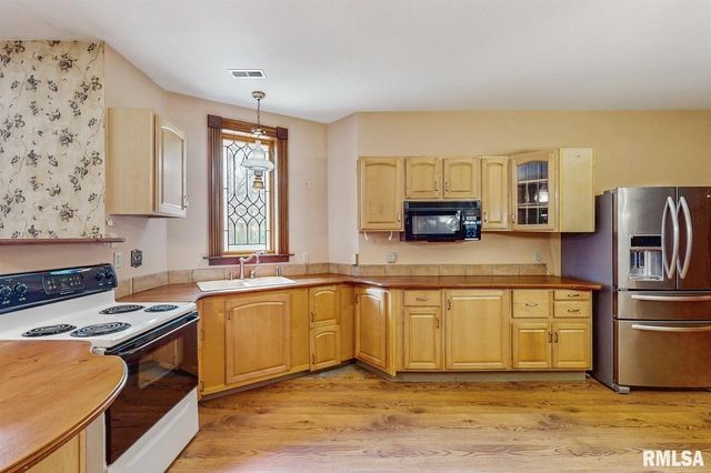 315 N 9TH Street, Clinton, IA 52732