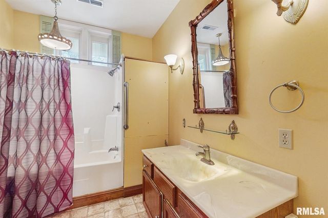 315 N 9TH Street, Clinton, IA 52732