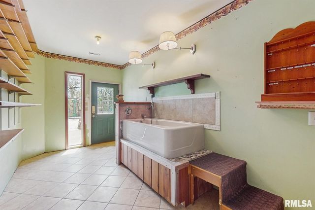 315 N 9TH Street, Clinton, IA 52732