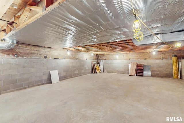 315 N 9TH Street, Clinton, IA 52732