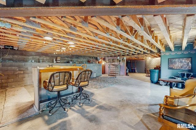 315 N 9TH Street, Clinton, IA 52732