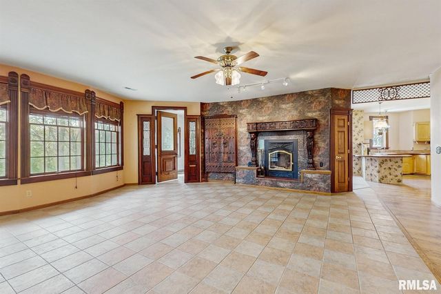 315 N 9TH Street, Clinton, IA 52732