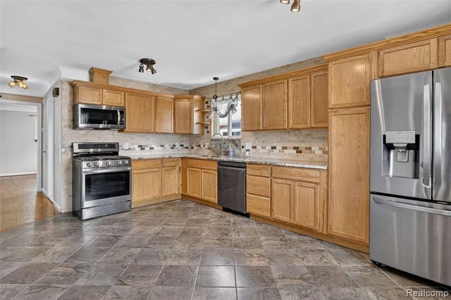 22435 Lange Street, Saint Clair Shores, MI 48080
