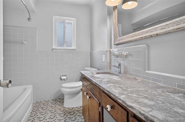 22435 Lange Street, Saint Clair Shores, MI 48080