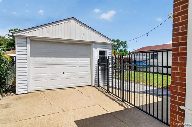 22435 Lange Street, Saint Clair Shores, MI 48080