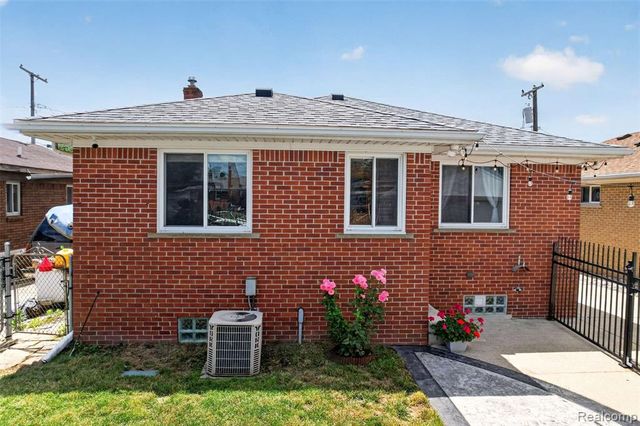 22435 Lange Street, Saint Clair Shores, MI 48080