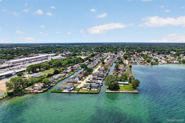 22435 Lange Street, Saint Clair Shores, MI 48080
