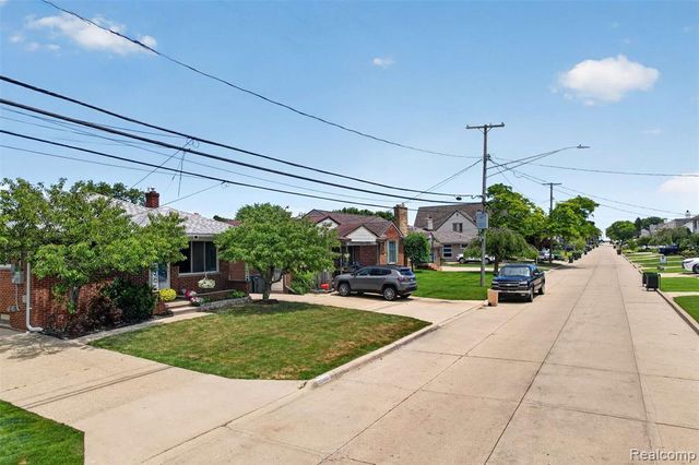 22435 Lange Street, Saint Clair Shores, MI 48080