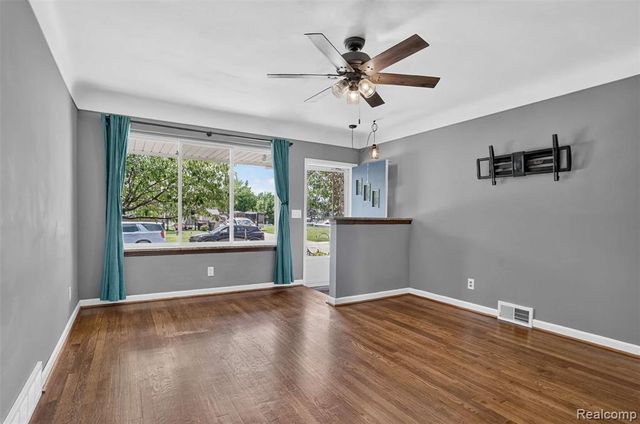 22435 Lange Street, Saint Clair Shores, MI 48080