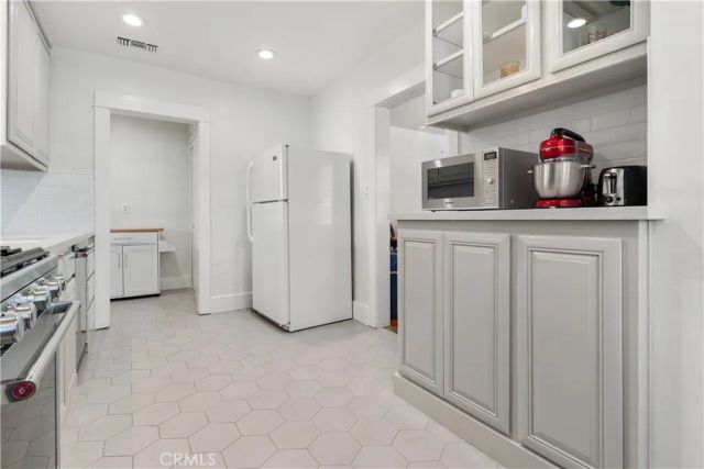 2709 Sunset Avenue, Bakersfield, CA 93304