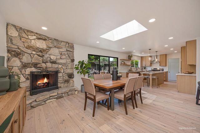 945 Trestle Glen Way, Sacramento, CA 95831