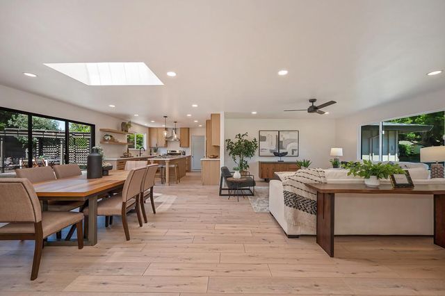 945 Trestle Glen Way, Sacramento, CA 95831