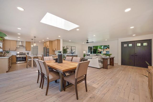 945 Trestle Glen Way, Sacramento, CA 95831