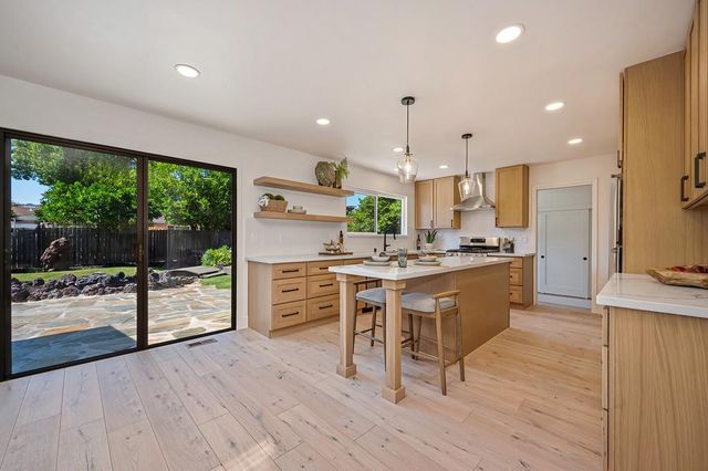 945 Trestle Glen Way, Sacramento, CA 95831