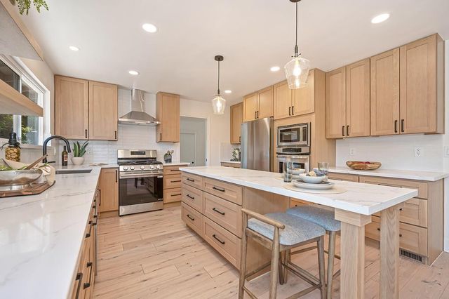 945 Trestle Glen Way, Sacramento, CA 95831