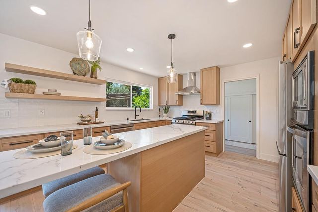 945 Trestle Glen Way, Sacramento, CA 95831