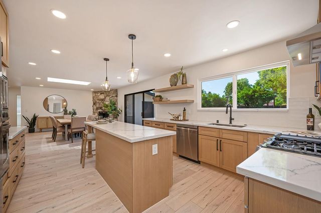 945 Trestle Glen Way, Sacramento, CA 95831