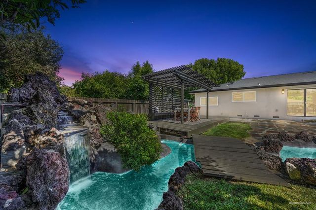945 Trestle Glen Way, Sacramento, CA 95831