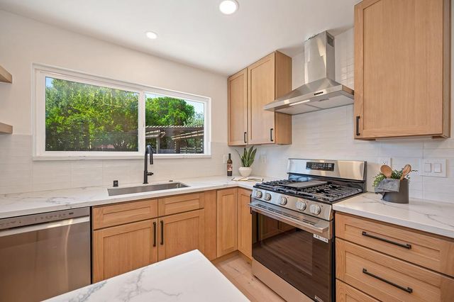 945 Trestle Glen Way, Sacramento, CA 95831