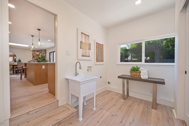 945 Trestle Glen Way, Sacramento, CA 95831