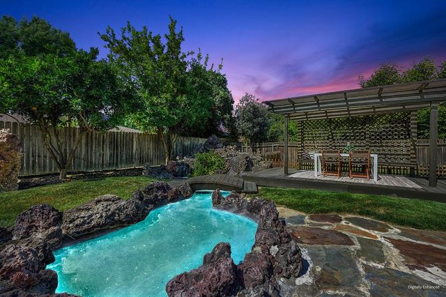 945 Trestle Glen Way, Sacramento, CA 95831