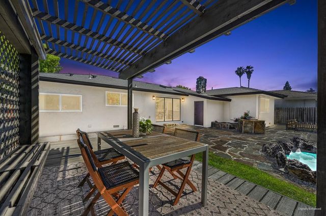 945 Trestle Glen Way, Sacramento, CA 95831
