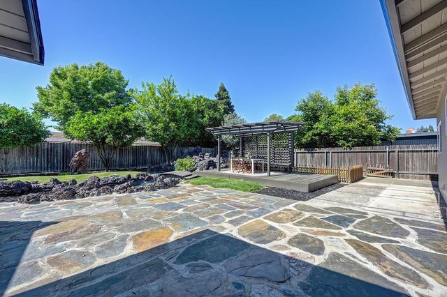 945 Trestle Glen Way, Sacramento, CA 95831