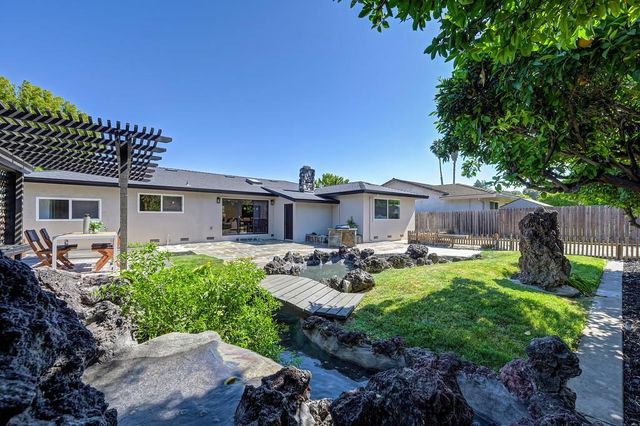 945 Trestle Glen Way, Sacramento, CA 95831