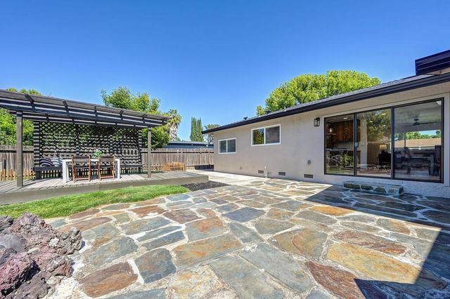 945 Trestle Glen Way, Sacramento, CA 95831