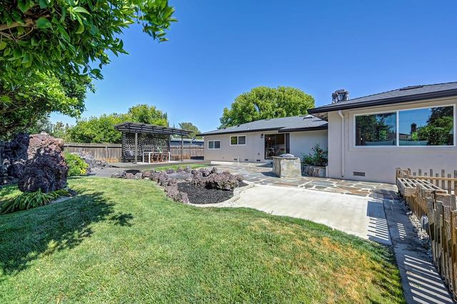 945 Trestle Glen Way, Sacramento, CA 95831