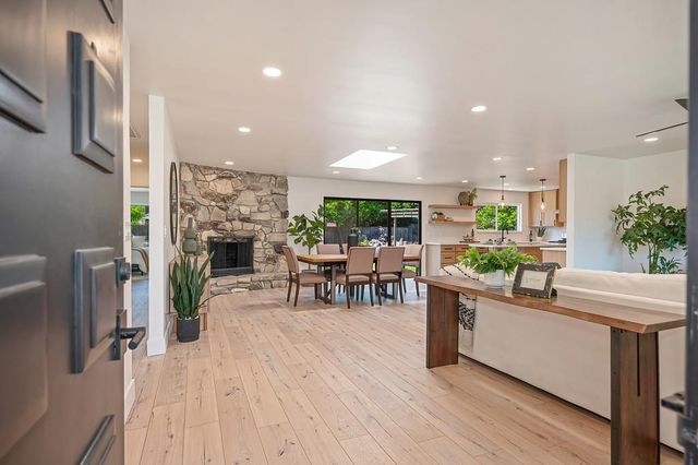 945 Trestle Glen Way, Sacramento, CA 95831