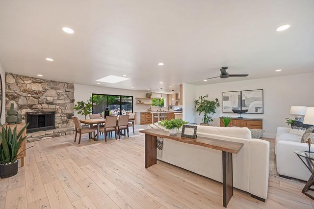 945 Trestle Glen Way, Sacramento, CA 95831