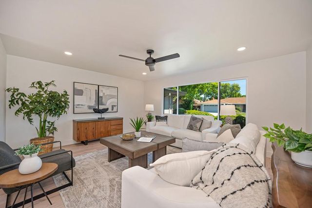 945 Trestle Glen Way, Sacramento, CA 95831