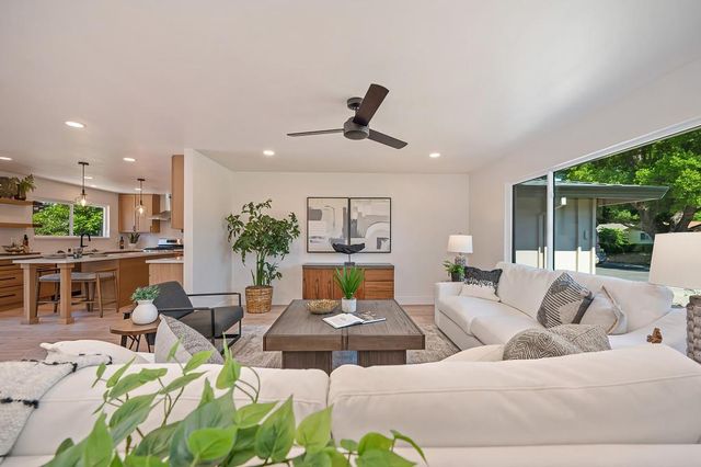 945 Trestle Glen Way, Sacramento, CA 95831