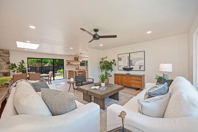 945 Trestle Glen Way, Sacramento, CA 95831