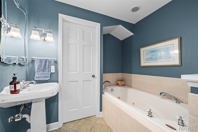 29 Thorndell Drive, St Louis, MO 63117