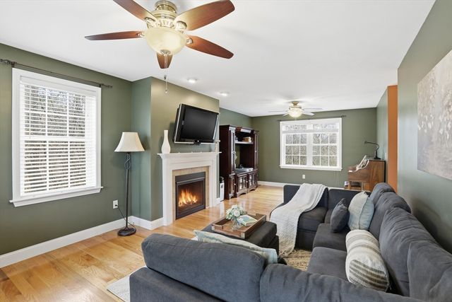 6 Spinnaker Cir, Haverhill, MA 01830