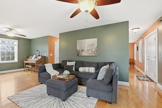 6 Spinnaker Cir, Haverhill, MA 01830