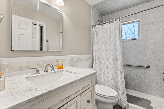 18 Campbell Lane, East Islip, NY 11730