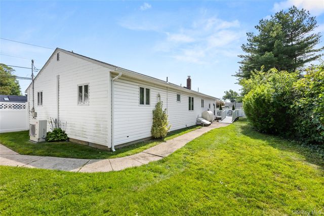 18 Campbell Lane, East Islip, NY 11730