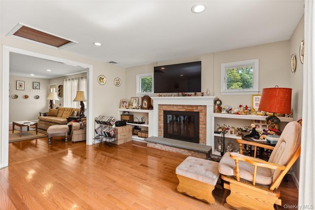 18 Campbell Lane, East Islip, NY 11730