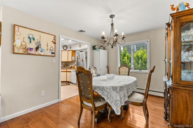 18 Campbell Lane, East Islip, NY 11730