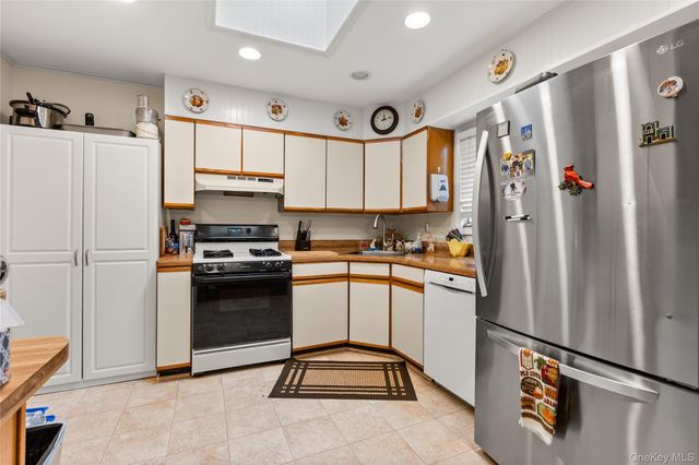 18 Campbell Lane, East Islip, NY 11730