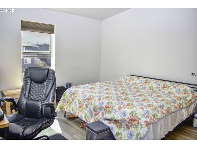 310 E RAPP Rd, Talent, OR 97540