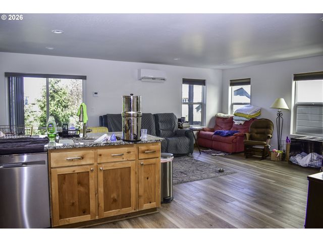 310 E RAPP Rd, Talent, OR 97540