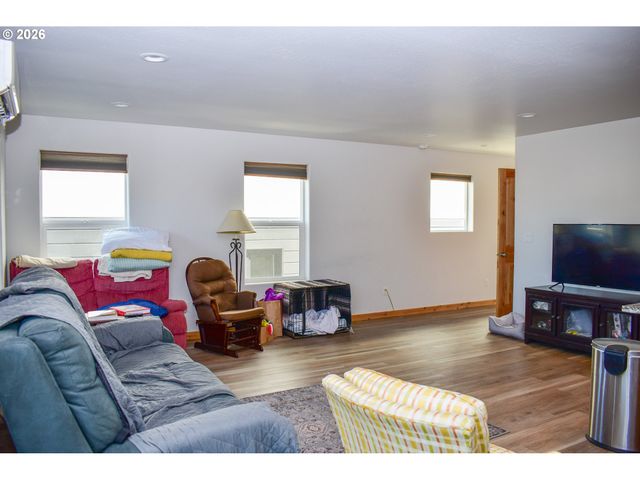 310 E RAPP Rd, Talent, OR 97540